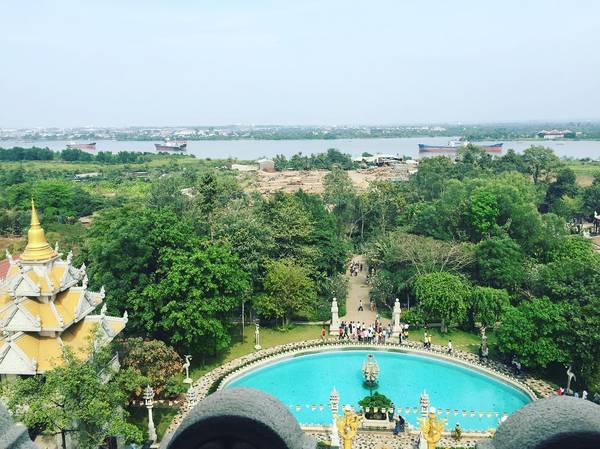 Hồ nước xanh ngọc phía trước chùa Bửu Long càng làm tăng nét quyến rũ