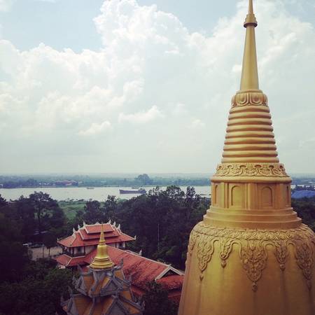 Đứng trên lầu 4 tháp chùa Bửu Long ngắm khung cảnh xung quanh