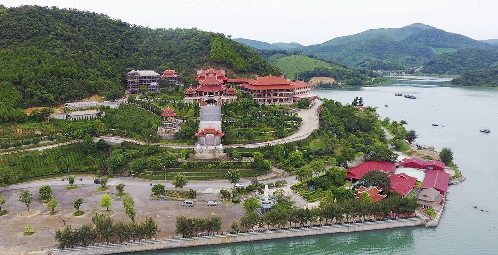 Ngôi chùa đẹp bên vịnh Bái Tử Long. Ảnh: phatgiao.org.vn