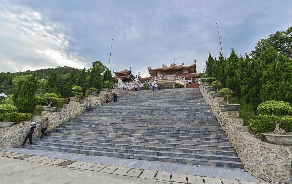 Những bậc thang lên chùa. Ảnh: phatgiao.org.vn