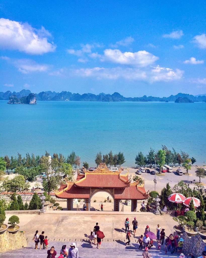 Từ chùa nhìn xuống biển. Ảnh: lovehandlechronicles