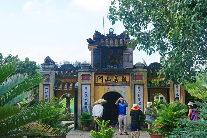 Chùa Hải Tạng là ngôi cổ tự trên đảo Cù Lao Chàm, được xây cất đầu tiên vào năm 1758 và qua nhiều lần trùng tu, di dời do ảnh hưởng của bão. Cổng tam quan phía trước gồm 3 lối vào, cao 5 m, rộng 1,5 m, dài 6 m, được tạo dáng vòm.