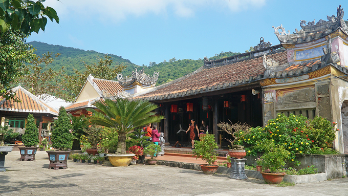 Chùa Hải Tạng có lưng tựa núi, mặt nhìn ra thung lũng nhỏ là cánh đồng lúa duy nhất trên đảo Cù Lao Chàm, phần mái lợp ngói âm dương.