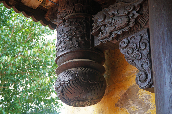 Nằm ngoài đảo nhưng Chùa Hải Tạng có hệ thống hoành phi, câu đối sơn son thếp vàng và được chạm khắc công phu.