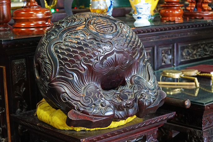 Chiếc mõ và nhiều đồ vật bằng gỗ trong Chùa Hải Tạng được chạm trổ công phu.