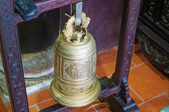 Trong chùa còn lưu giữ một quả đại hồng chung với hình một con rồng, được cho là kiểu họa tiết phổ biến ở thời Lê Sơ, tức có trước khi Chùa Hải Tạng xây dựng.