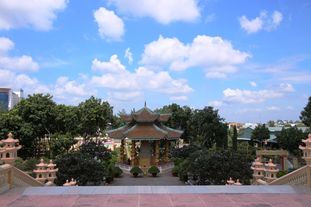 Nhìn từ chánh điện. Ảnh: Báo Tài nguyên và Môi trường.