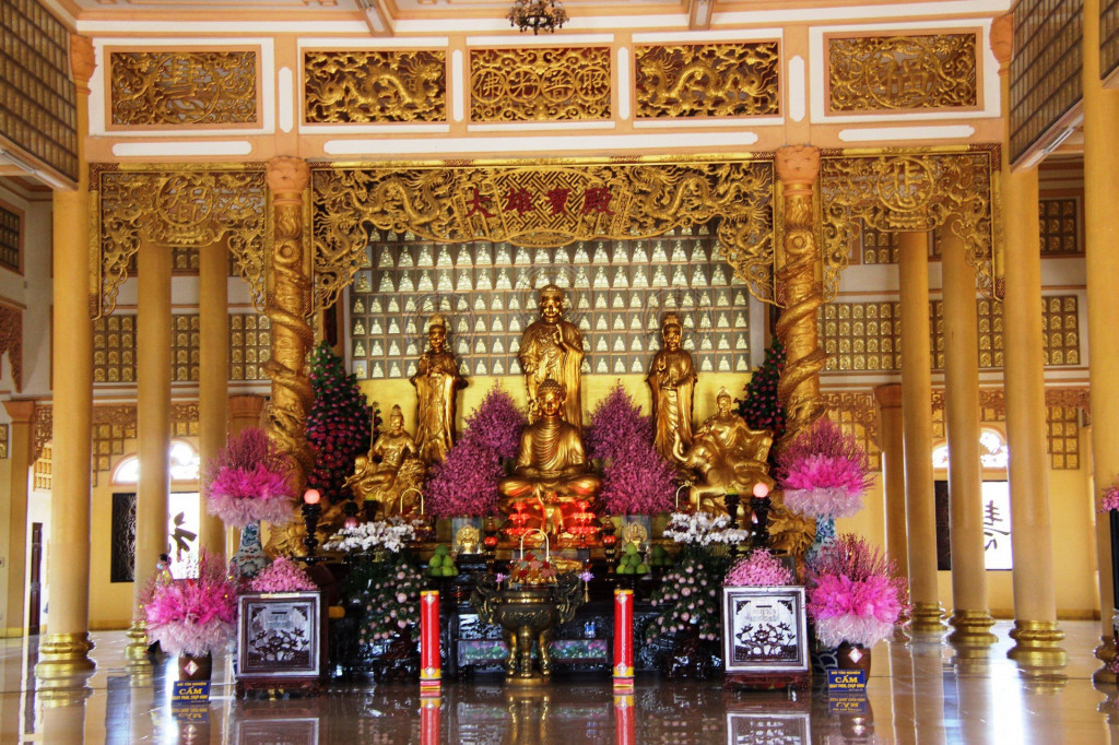 Bên trong chánh điện. Ảnh: Báo Tài nguyên và Môi trường.