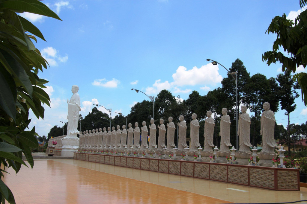 49 tượng Bồ tát. Ảnh: Báo Tài nguyên và Môi trường.