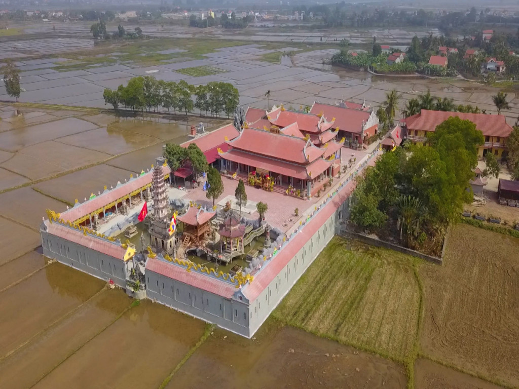Chùa Giữa Đồng nằm giữa những cánh đồng lúa tại Quảng Yên
