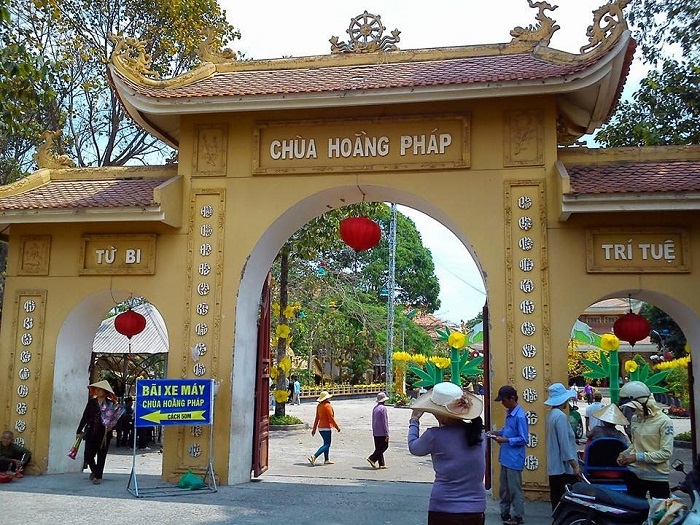 Cổng tam quan chùa Hoằng Pháp Sài Gòn