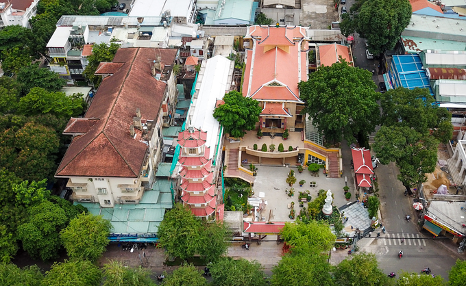 Chùa Xá Lợi nằm ngay góc đường Bà Huyện Thanh Quan và Sư Thiện Chiếu (quận 3, TP HCM) được xây dựng năm 1956, trong khuôn viên rộng 2.500 m2. Điểm nhấn của chùa là tháp chuông cao 32 m, gồm bảy tầng được xây dựng năm 1960, hướng ra đường Bà Huyện Thanh Quan.