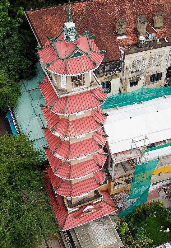 Từ khi hoàn thành cho đến đầu thế kỷ 21, đây là tháp chuông cao nhất Việt Nam. Sau này chùa Linh Phước ở Đà Lạt đã dựng một tháp chuông cao hơn (cao 37,84 m). Tuy nhiên, tháp chuông chùa Xá Lợi vẫn cao nhất TP HCM.  Từng tầng tháp chuông thờ một vị Phật, mỗi tầng có bốn mặt phẳng lớn và bốn mặt góc nhỏ, tạo thành một hình bát giác.