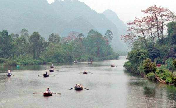 Vẻ đẹp suối Yến thơ mộng trong hành trình khám phá chùa Hương mùa hoa gạo