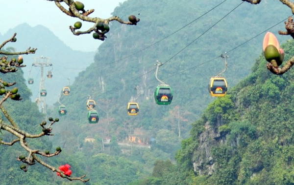 Góc nhìn ấn tượng từ cáp treo ngắm toàn cảnh chùa Hương mùa hoa gạo