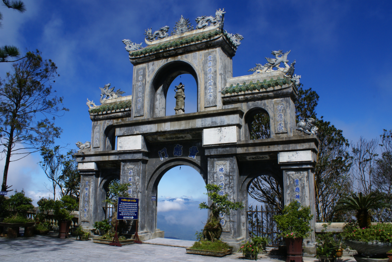 Chùa Linh Ứng Bà Nà trên núi cao