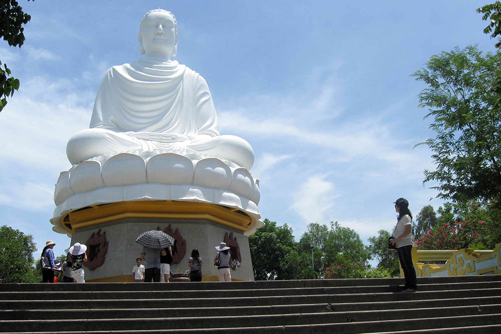 Vãn cảnh tôn nghiêm tại Chùa Long Sơn