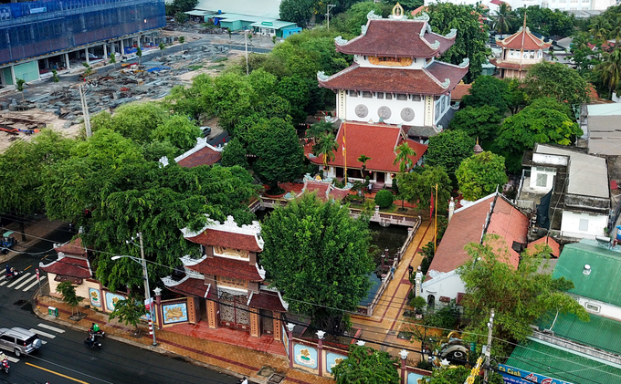 Ngôi chùa mang tên Nam Thiên Nhất Trụ - chùa Một Cột được xây dựng năm 1958 bởi Hòa thượng Thích Trí Dũng. Chùa rộng khoảng một hecta, tọa lạc trên đường Đặng Văn Bi, quận Thủ Đức, TP HCM.