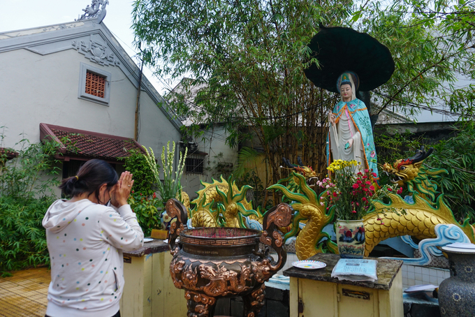 Hàng ngày, chùa đón nhiều người dân, du khách thập phương tới tham quan, cúng bái. "Lúc đầu nghe bảo ở Sài Gòn có chùa Một Cột tôi cứ nghĩ là lời nói đùa nhưng khi tới thăm rồi mới thấy chùa rất đẹp và trang nghiêm", chị Thanh Lan (Đồng Nai) cho biết.