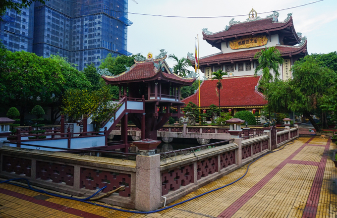Ngay từ cổng vào là hình ảnh ngôi chùa nhỏ giữa hồ nước với hình dáng tựa như chùa Một Cột ở Hà Nội. Từ khi xây dựng, trụ trì đã phỏng theo kiến trúc, kiểu dáng của ngôi chùa có thời nhà Lý thế kỉ XI.