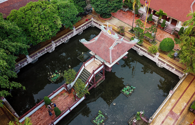 Quanh chùa là hồ nước tên Long Nhãn (hồ mắt rồng) có diện tích khoảng 600 m2. Ngôi chùa ở giữa mang hình dáng như một búp sen lớn vươn lên với những đường nét hoa văn tinh tế.