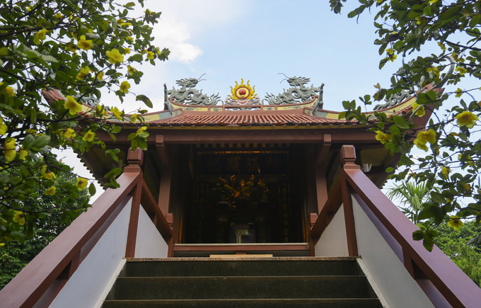 Nam Thiên Nhất Trụ được làm bằng bê tông, cốt thép, còn chùa ở Hà Nội làm từ gỗ lim. Chùa Một Cột của Sài Gòn cũng thấp và nhỏ hơn ở chùa ở thủ đô, nhưng vẫn giữ kiến trúc chùa cổ miền Bắc với hình ảnh rồng phượng ở các góc mái ngói uốn cong vút.