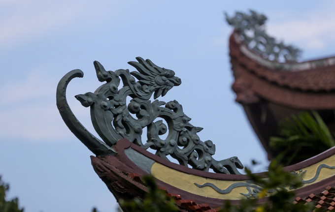 Chùa Một Cột ở Sài Gòn có kiến trúc từ kèo, mái ngói đến những hoa văn bài trí tựa như ngôi chùa cùng tên ở Hà Nội nhưng khác hẳn về chất liệu.