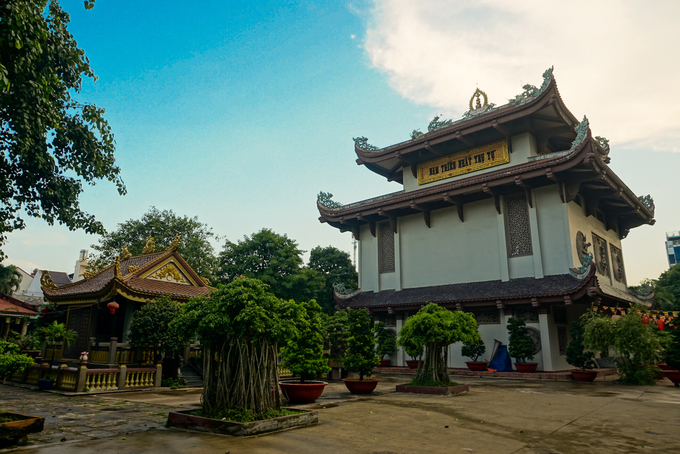 Phía sau chùa là khu chánh điện với dòng chữ "Nam thiên nhất trụ tự". Quanh chánh điện là khu vườn cây cảnh, có những cây tuổi đời cả trăm năm.