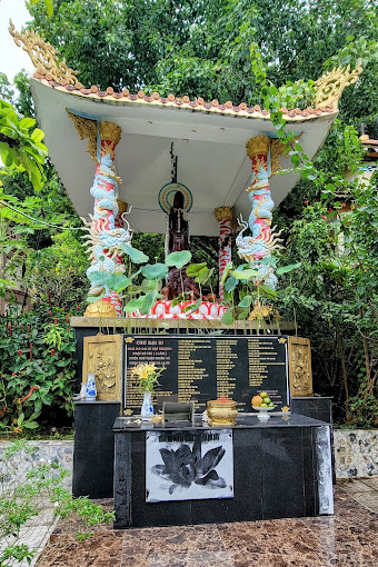 Không gian chùa xanh mát.