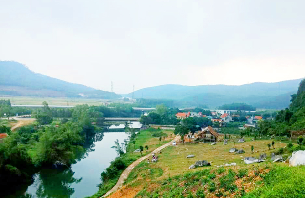 Chùa Thiên Quýt Hạ Long bên sông Đá Trắng