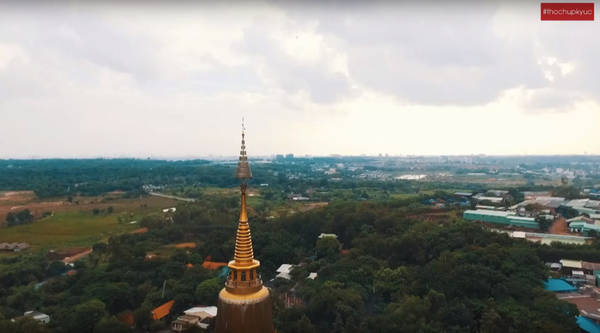 Trên đỉnh tháp có rất nhiều chuông gió thi nhau ca hát. Bạn sẽ được nghe những âm thanh du dương ấy ngay từ khi đặt chân vào cổng tòa tháp.