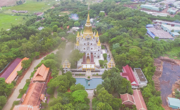 Một góc chùa Bửu Long nhìn từ trên cao. Bên dưới là tòa tháp chính, phía trước là một hồ nước xanh mát. Được thành lập từ năm 1942, đến năm 2007 chùa được trùng tu và xây dựng thêm thiết kế của hòa thượng trụ trì Thích Viên Minh.