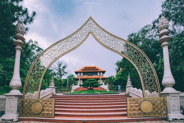 Kiến trúc ở nơi đây khá độc đáo, giống chùa ở Thái Lan, nên nhiều người còn gọi đây là chùa Thái Lan.