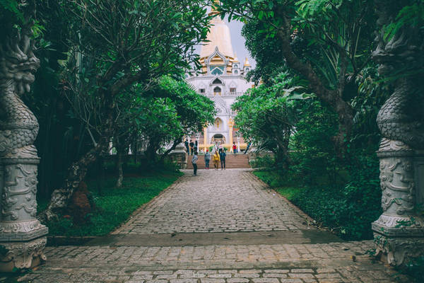 Lối vào tháp được phủ kín bóng cây. Sự thanh tịnh của chùa là điểm nhấn luôn thu hút rất nhiều du khách thập phương tới tham quan và cúng viếng.