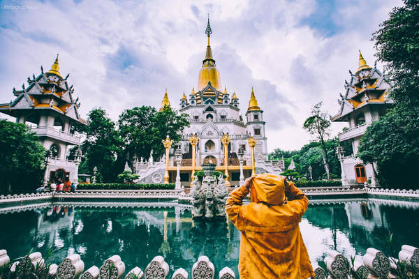 Bạn sẽ cảm thấy rất thích thú khi được tận mắt chiêm ngưỡng những kiến trúc độc đáo của chùa, là sự pha trộn giữa kiến trúc Thái Lan, Ấn Độ kết hợp với kiến trúc cổ thời Nguyễn.