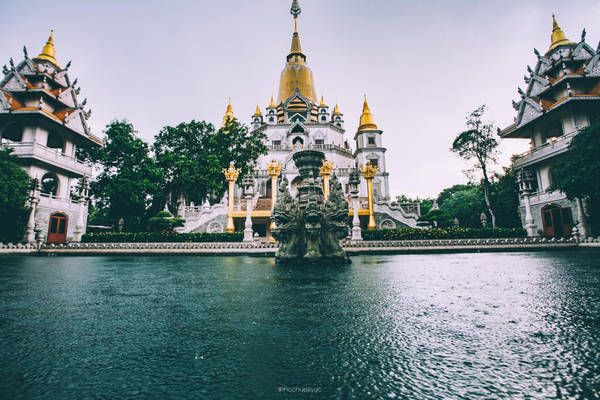 Kể cả khi trời mưa, tòa tháp chính trông vẫn lộng lẫy. Không khí u tối của những đám mây xung quanh chỉ làm cho tòa tháp thêm nổi bật.