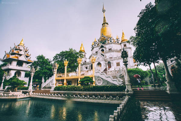 Con đường ngày mưa thêm phần lấp lánh.
