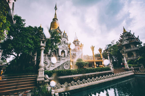 Những tia nắng lại xuất hiện sau cơn mưa, khiến khung cảnh đẹp như tranh...