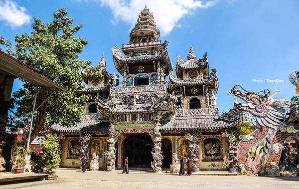 Chùa Linh Phước Đà Lạt cách trung tâm TP Đà Lạt khoảng 8 km