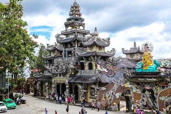Điện thờ Quan Thế Âm Bồ Tát được khảm sứ tinh xảo và nổi bật.
