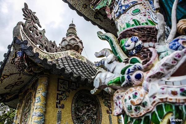 Những họa tiết đều sử dụng đồ gốm, sành sứ được thực hiện rất công phu.