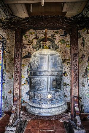 Trung tâm tầng một là chánh điện, tầng hai là Lầu Đại Bi thờ 108 tượng thiên thủ thiên nhãn và chuông cổ.