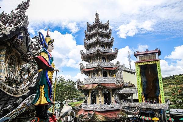 Từ chùa Linh Phước có thể nhìn rõ tòa Linh Tháp cao 7 tầng. Tòa tháp cũng được trang trí bằng các mảnh sành sứ. Bên cạnh là tượng Phật Bà Quan Âm được kết từ 700.000 bông hoa bất tử, cao 18 m, đạt kỷ lục châu Á.