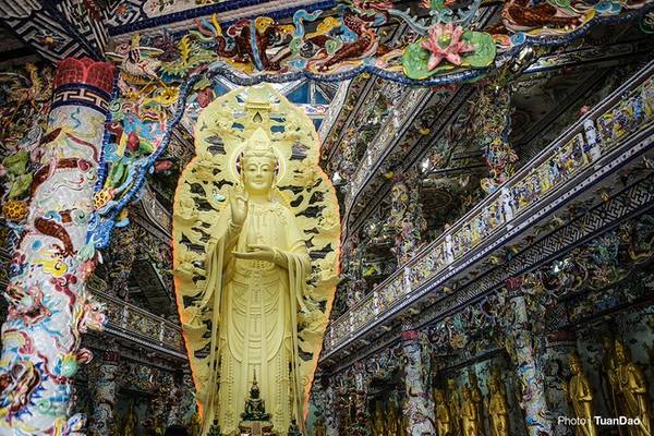 Bên cạnh tháp Linh Tự là điện thờ Quan Thế Âm Bồ Tát. Điện thờ gồm ba tầng, cũng được trang trí bằng sành sứ. Ở giữa điện là tượng Phật Quán Thế Âm Bồ Tát trong nhà bằng bê tông cốt thép cao nhất Việt Nam, cao 17 m.