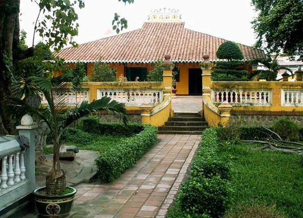 Bước vào bên trong chùa, du khách cảm nhận được không gian hài hòa với thiên nhiên, sự u tịch của thiền môn.