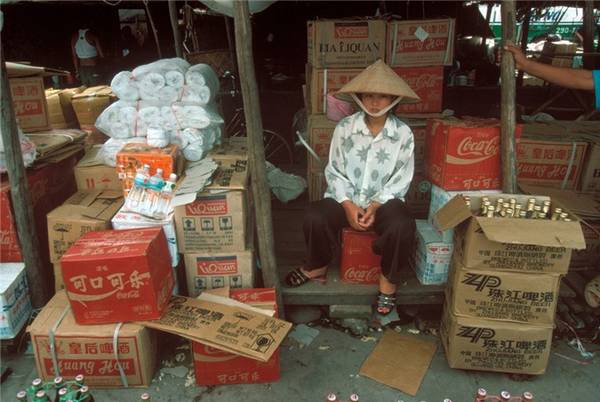 Hàng nhập từ Trung Quốc tại chợ biên giới ở Móng Cái, 1995.