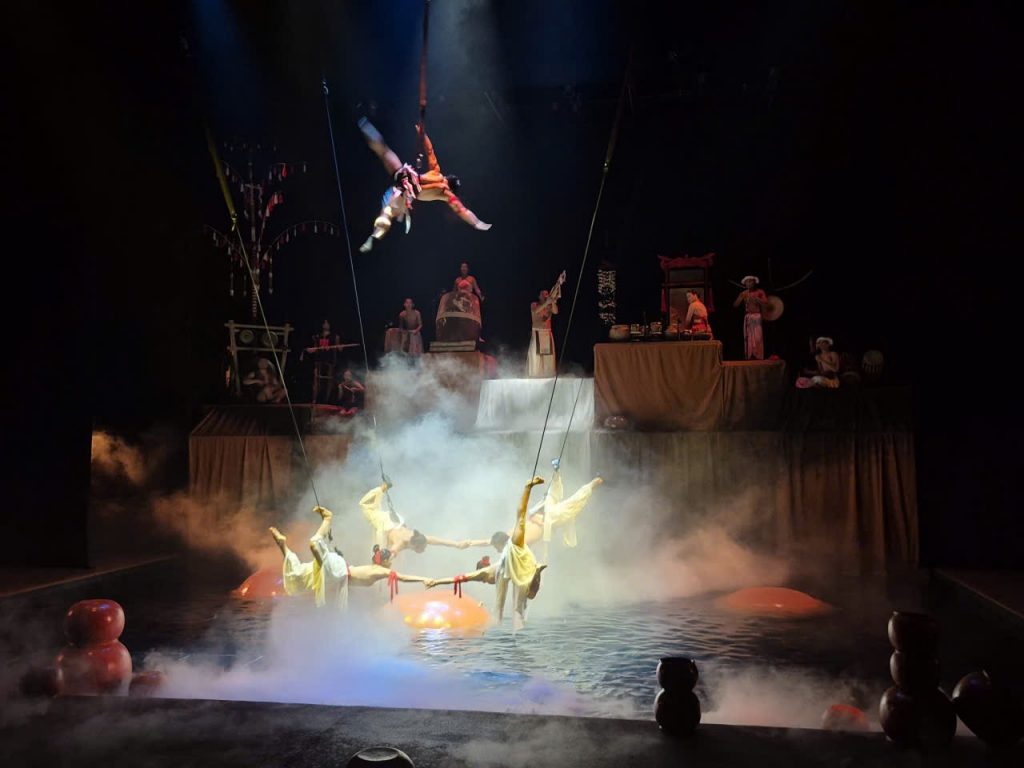 Nghệ sĩ biểu diễn tại Chum Show Nha Trang