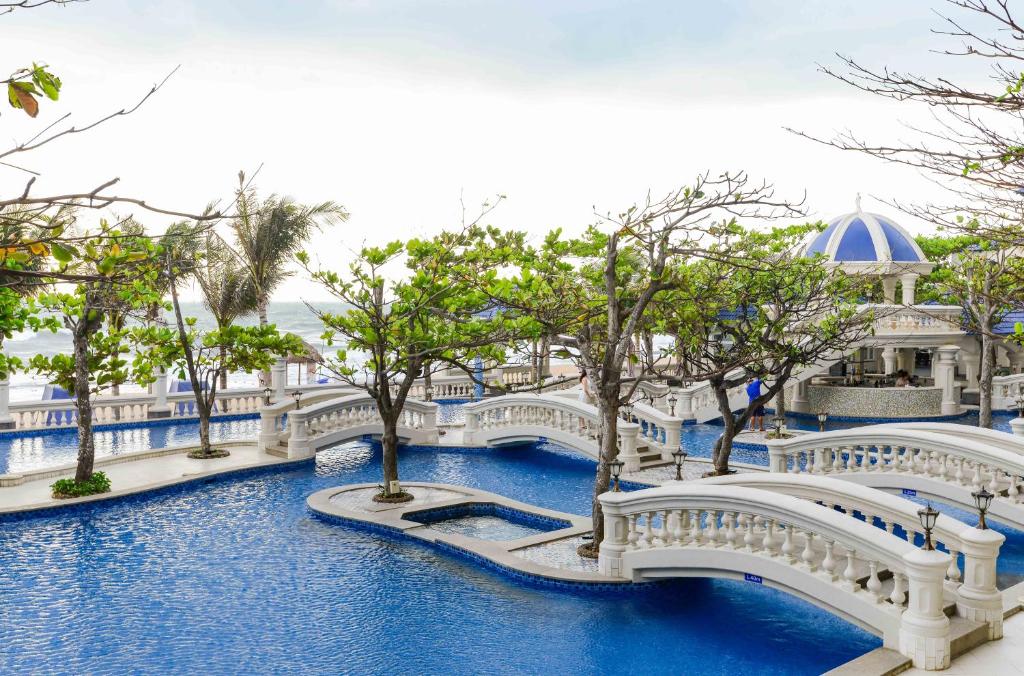 Khu vực hồ bơi được lấy cảm hứng từ thiết kế La Mã cổ đại tại Lan Rừng Phước Hải