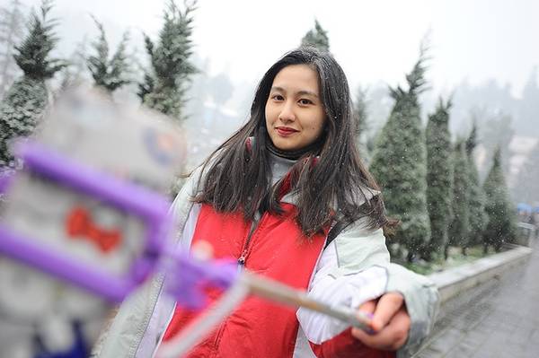 Những cây gậy selfie được sử dụng phổ biến tại Sapa trong ngày này để ghi lại những khoảnh khắc đẹp của du khách.
