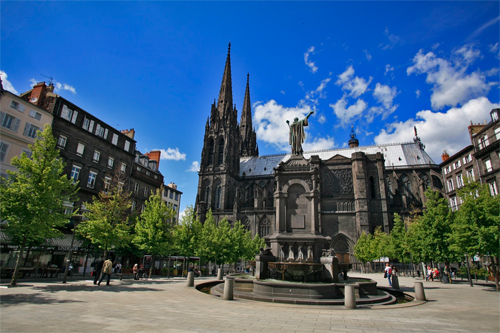 Thành phố nhỏ Clermont-Ferrand là nơi khai sinh ra ngôi sao Michelin. Ảnh: Lejournaldeleco.